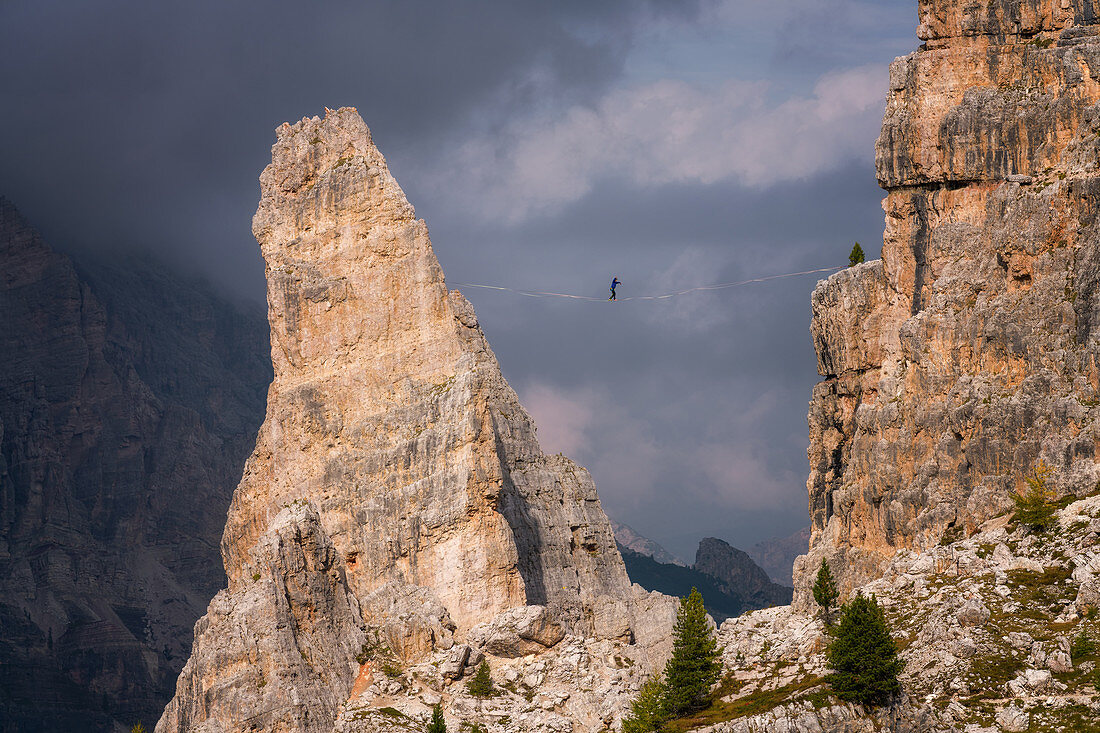 Hochseilwanderer des Abenteuersuchenden in Cinque Torri, Belluno, Dolomiten, Italien, Europa
