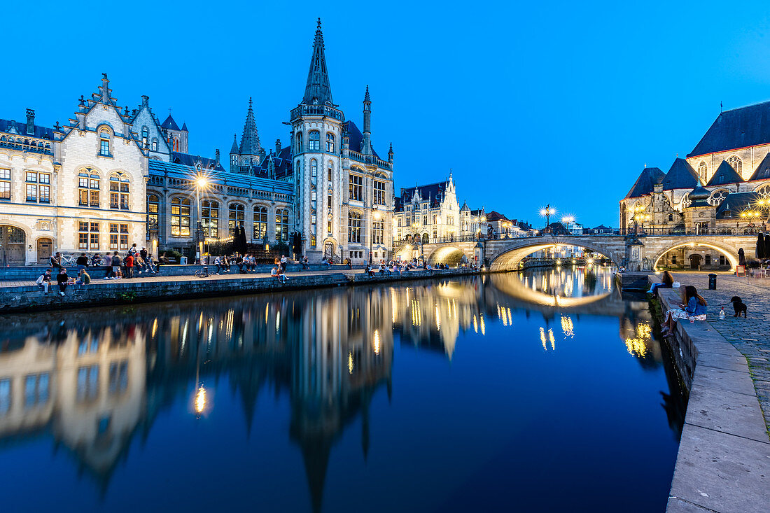 Graslei Kai im historischen Stadtzentrum von Gent, gespiegelt im Fluss Lys während der blauen Stunde, Gent, Belgien, Europa