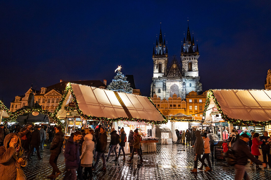 Weihnachtsmärkte auf dem Prager Altstädter Ring, UNESCO-Weltkulturerbe, Prag, Tschechische Republik, Europa