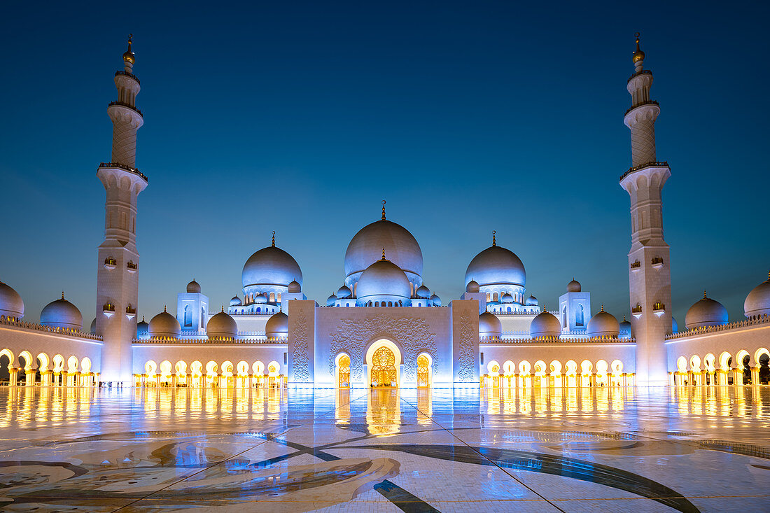 Abu Dhabi's magnificent Grand Mosque lit up during the evening blue hour, Abu Dhabi, United Arab Emirates, Middle East