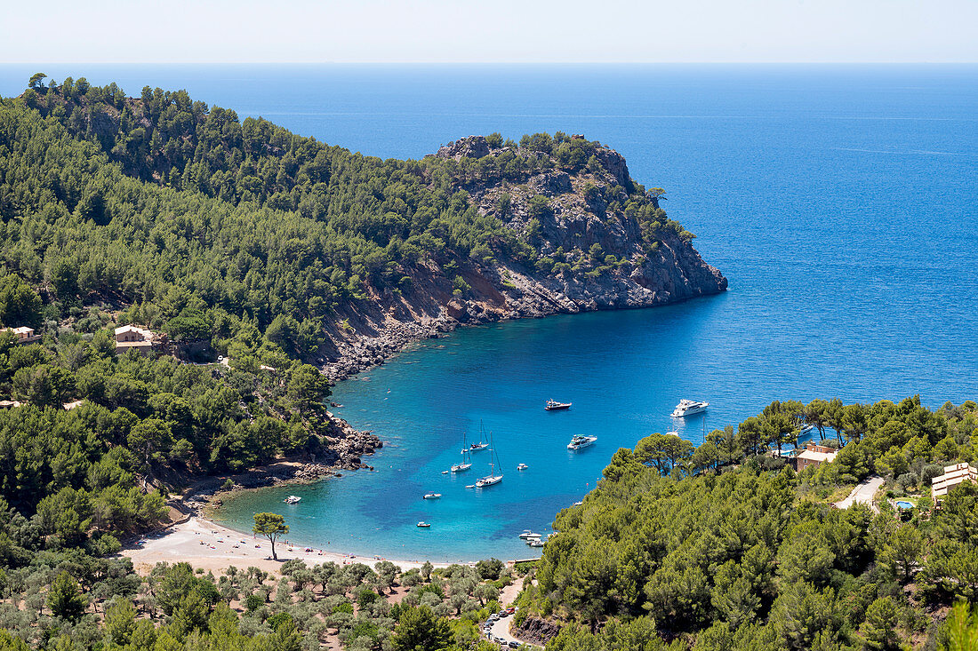 Die abgelegene Bucht von Cala Tuent an der schroffen Nordwestküste der Mittelmeerinsel Mallorca, Balearen, Spanien, Europa