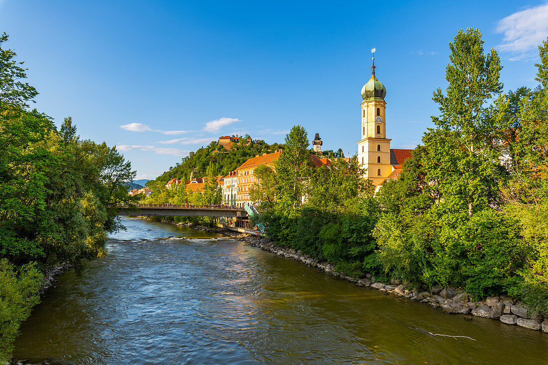 Blick auf den Fluss Mur, die Fanciscan Church und das Schloss (Schlossberg) mit Blick auf die Stadt, Graz, Steiermark, Österreich, Europa
