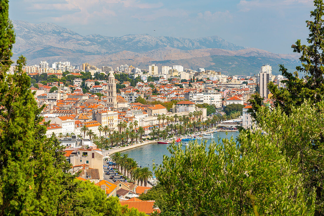 Panoramablick von oben Split Stadt und Kathedrale von Saint Domnius, Split, dalmatinische Küste, Kroatien, Europa
