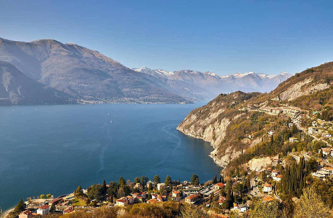 Hohe Winkelansicht des Comer Sees vom Schloss Vezio mit Varenna und Gittana, Lombardei, italienischen Seen, Italien, Europa