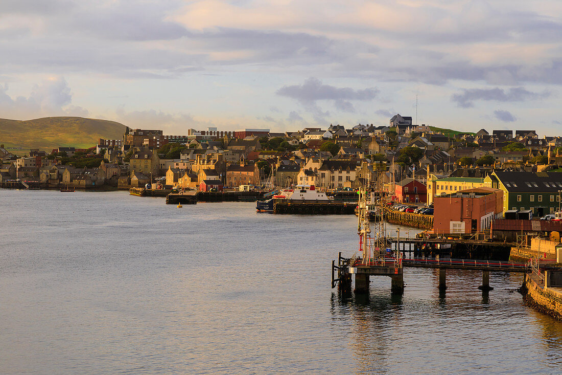 Lerwick, erhöhte Ansicht vom Meer, Morgenlicht, Lerwick, Festland, Shetlandinseln, Schottland, Vereinigtes Königreich, Europa