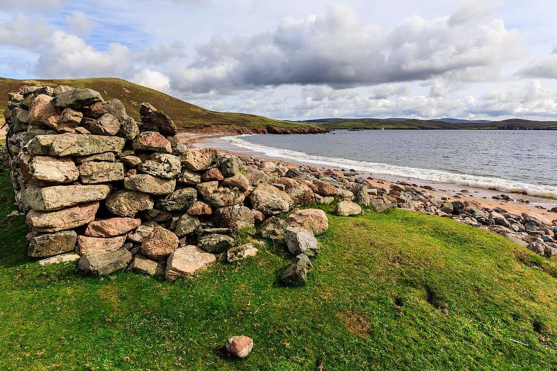 Little Ayre, ruined croft house, red sand beach, red granite rocks, Muckle Roe Island, Shetland Isles, Scotland, United Kingdom, Europe