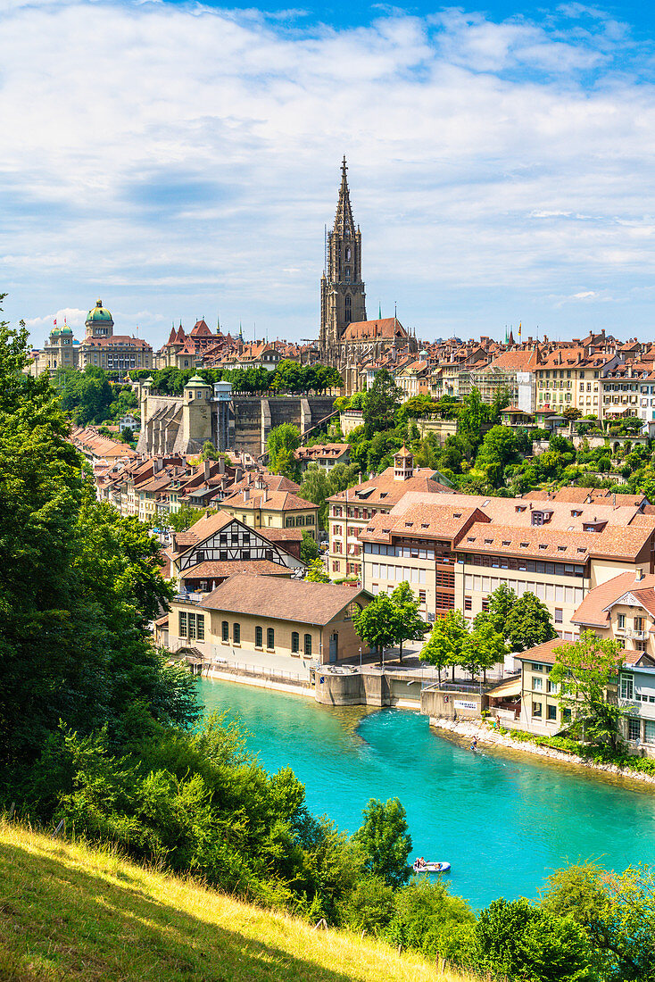 Aare Fluss mit Münster Kathedrale und Stadtzentrum im Hintergrund, Bern, Kanton Bern, Schweiz, Europa