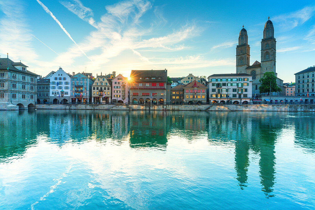 Limmatquai und Großmünster Kathedrale gespiegelt in Limmat River im Morgengrauen, Zürich, Schweiz, Europa