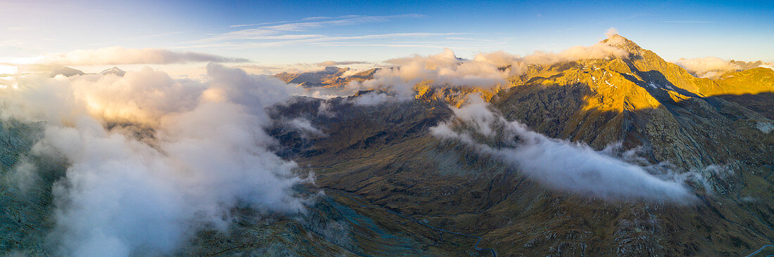 Luftpanorama des Wolkenmeeres über Pizzo Tambo und Kurven der Spluga Pass Straße, Valle Spluga, Valtellina, Lombardei, Italien, Europa