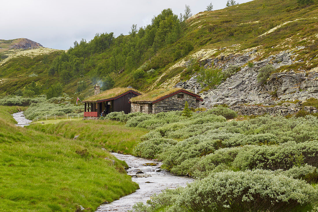 Hütten und Bach bei Vollum im Gebiet Rondane, Rondanevegen, Hedmark, Norwegen, Europa