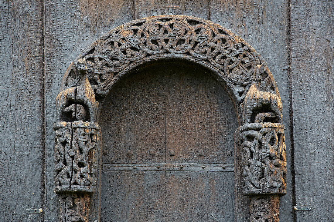 Schnitzerei am Nordportal der Stabkirche Lom, Stavkyrkje Lom, Lom, Oppland, Norwegen, Europa