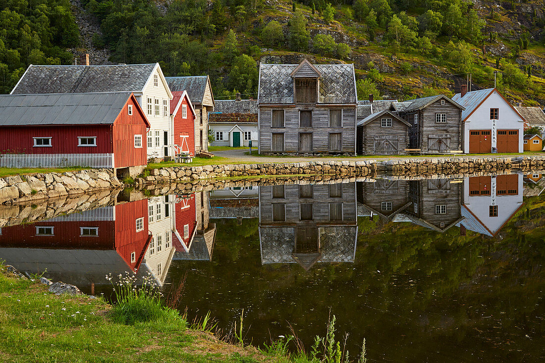 Traditionelles Holzhaus in Gamle Laerdalsöyri (Laerdal), Sognefjord, Sogn og Fjordane, Norwegen, Europa
