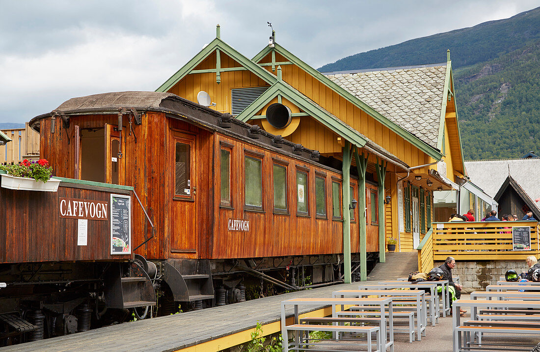 Alter Eisenbahnwagen der Flamsbana dient als Café in Flam, Aurlandsfjorden, Sogn og Fjordane, Norwegen, Europa