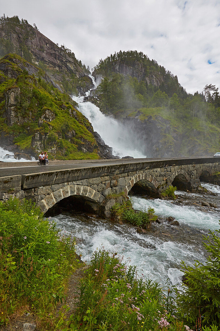 Doppel - Wasserfall Latefossen bei Skare, Hordaland, Norwegen, Europa