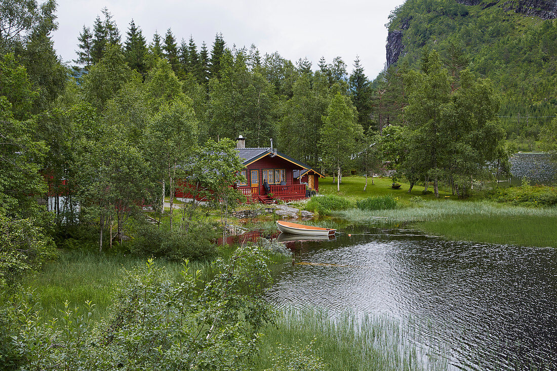 Haus am See im Espelandsdalen am Espelandsvatn, Hordaland, Norwegen, Europa