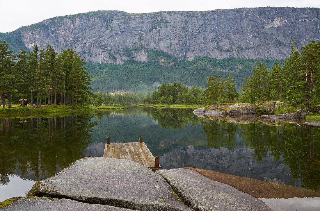 Steinlandschaft am Fluss Otra beim Honnevje Badeplatz, Valle, Setesdalen, Aust-Agder, Norwegen, Europa