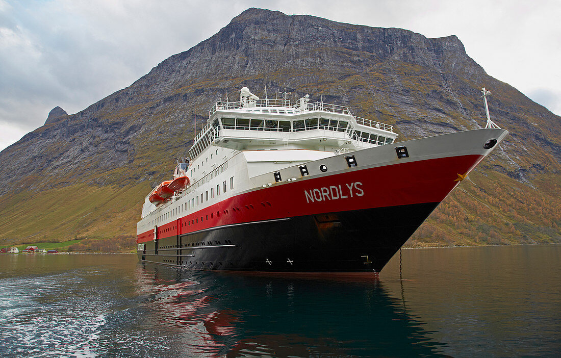 Hurtigruten im Hjoerundfjorden bei Urke, Nahe Alesund, Moere og Romsdal, Norwegen, Europa