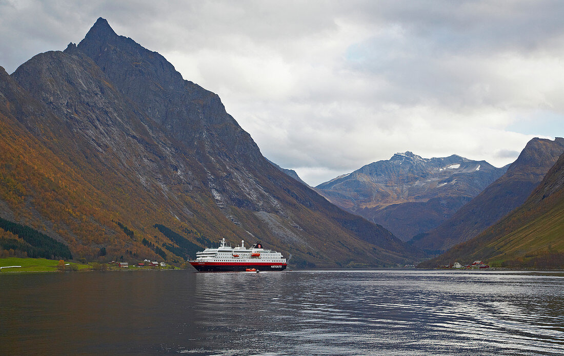 Hurtigruten im Hjoerundfjorden bei Urke, Nahe Alesund, Moere og Romsdal, Norwegen, Europa