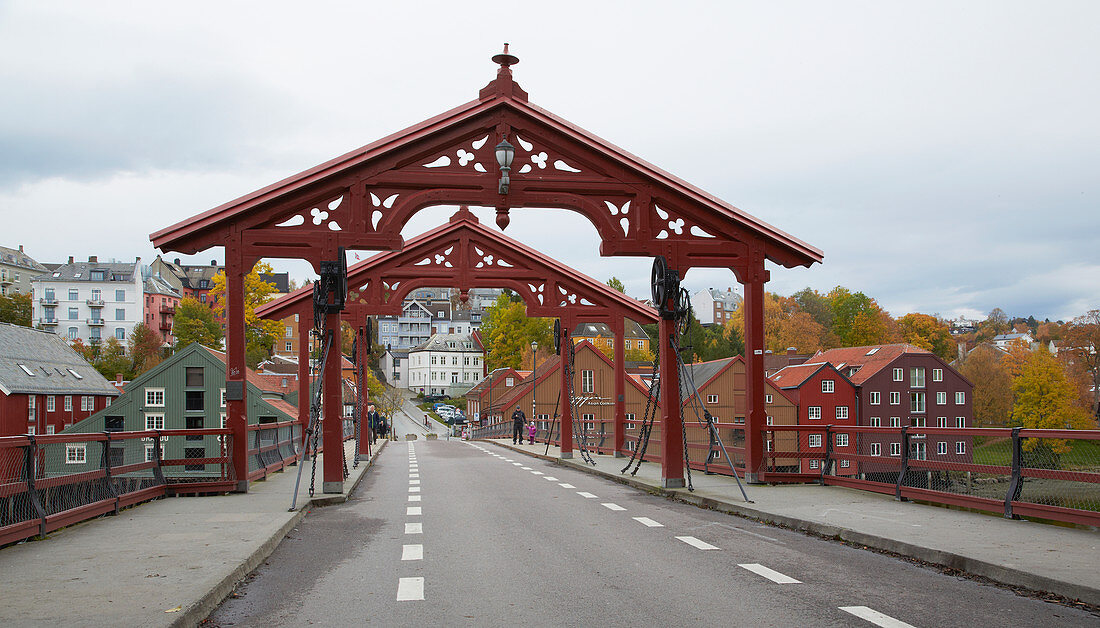 Trondheim, Brücke (Gamle Bybroa) im Speicherviertel am Nidelva, Bakklandet, Provinz Sör-Tröndelag, Tröndelag, Norwegen, Europa