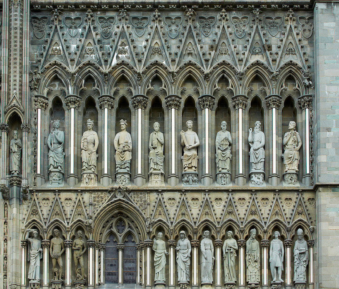 Skulpturenschmuck am Nidarosdom, Kathedrale (Nidaros domkirke) in Trondheim, Nidelva, Provinz Sör-Tröndelag, Tröndelag, Norwegen, Europa