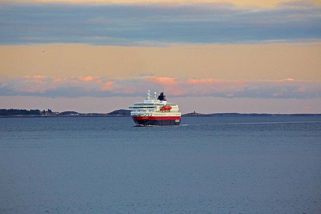 Hurtigrutenschiff Richard With nahe der Insel Bolga im Roedoeyfjorden, Roedoeyfjord, Rödöyfjorden, Helgeland, Provinz Nordland, Salten, Norwegen, Europa