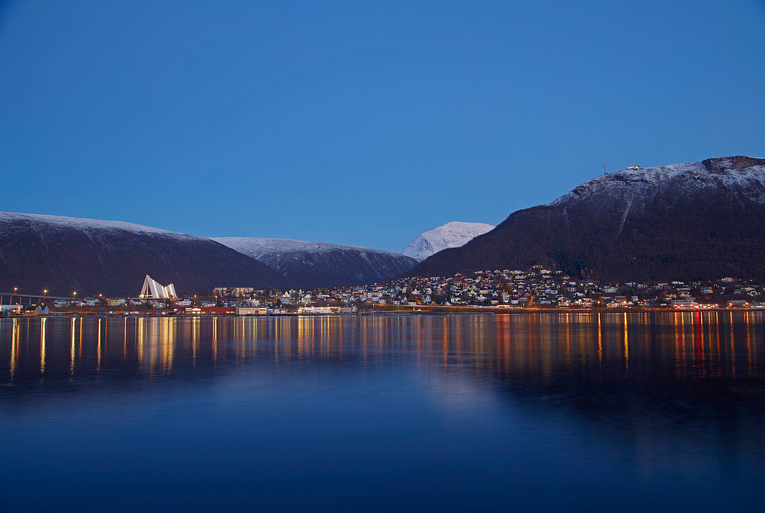 Eismeerkathedrale (Ishavskatedralen) und Brücke (Bruvegen) über den Tromsöysundet, Tromsö, Troms, Norwegen, Europa