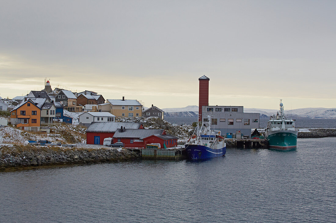 Verschneites Honningsvag mit Hafen, Insel Mageröya, Porsangen, Provinz Finnmark, Vest-Finnmark, Norwegen, Europa