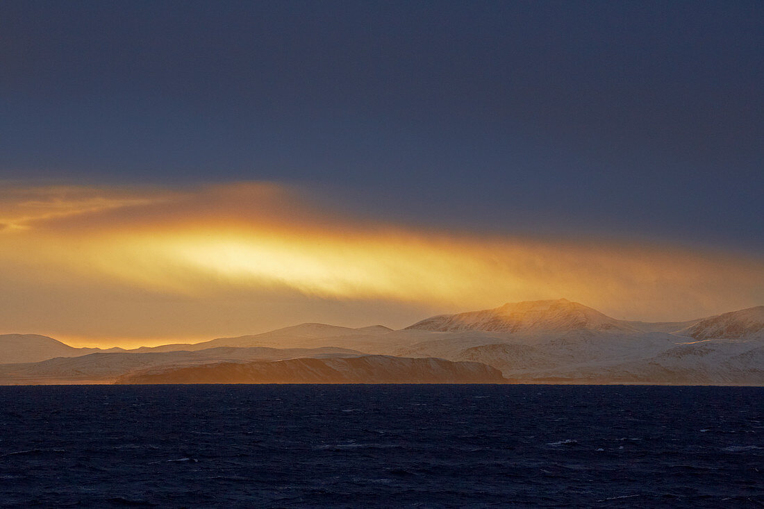 Dramatisches Licht im Porsangen bei Honningsvag, Insel Mageröya, Provinz Finnmark, Norwegen, Europa