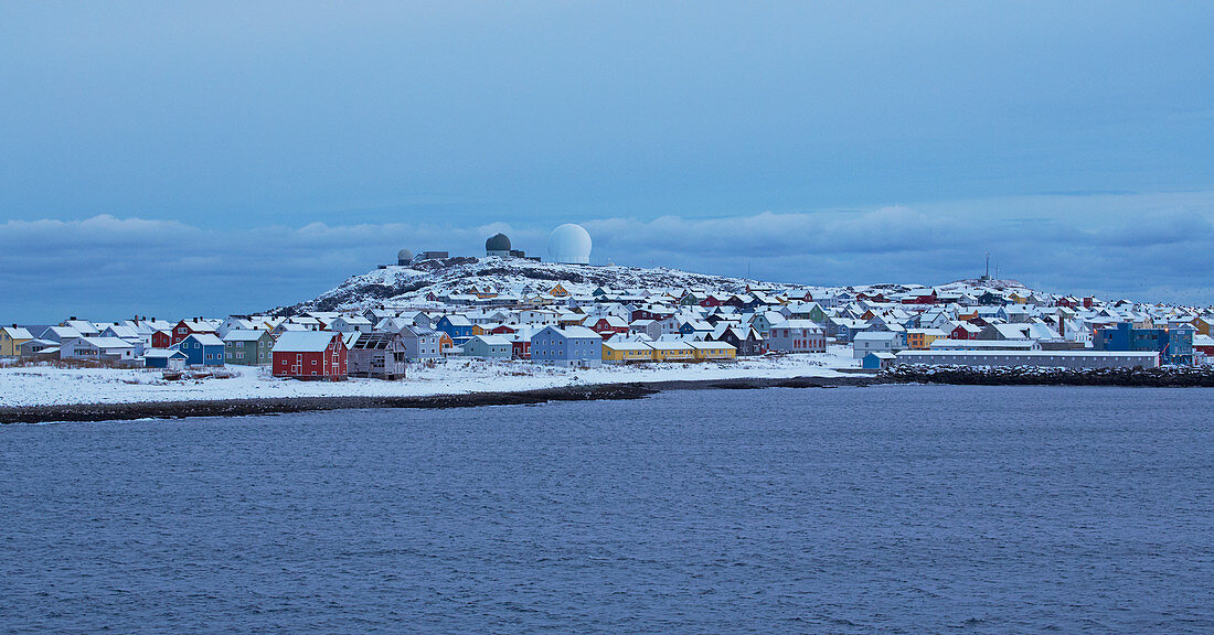Blick auf Vardö mit der Radarstation Globus II, Schnee, Insel Vardöya, Barentssee, Provinz Finnmark, Norwegen, Europa