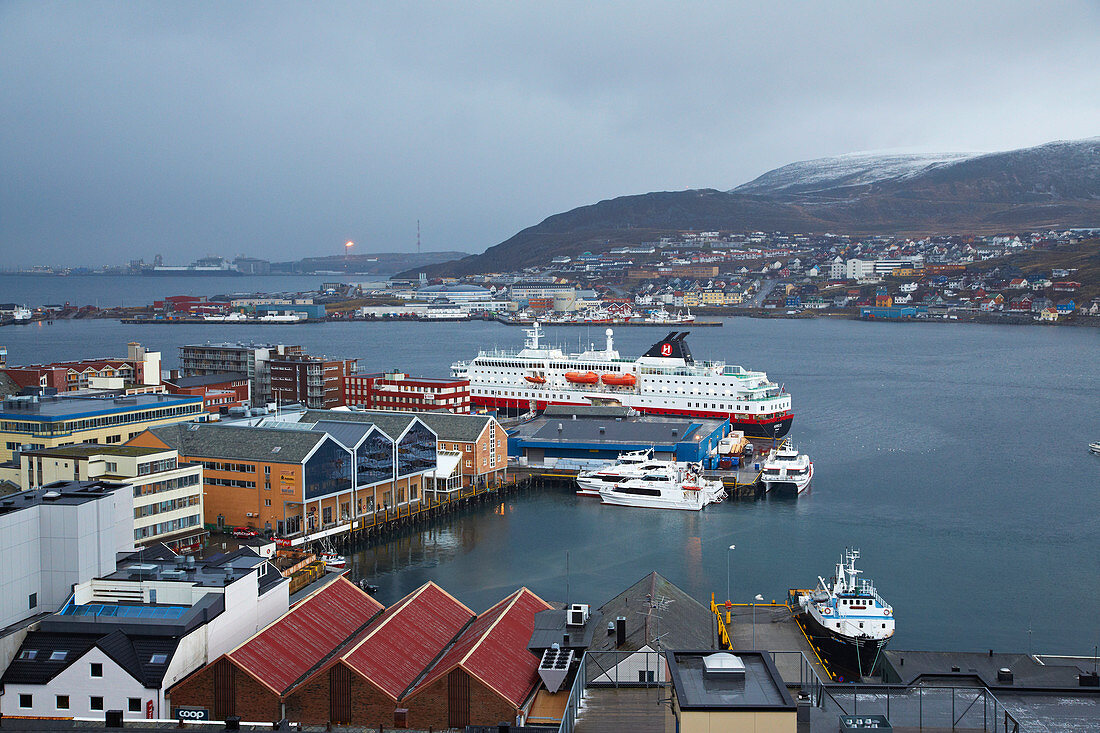 Blick über den Hafen von Hammerfest, Hurtigruten - Schiff, Insel Kvalöya, Provinz Finnmark, Vest-Finnmark, Norwegen, Europa