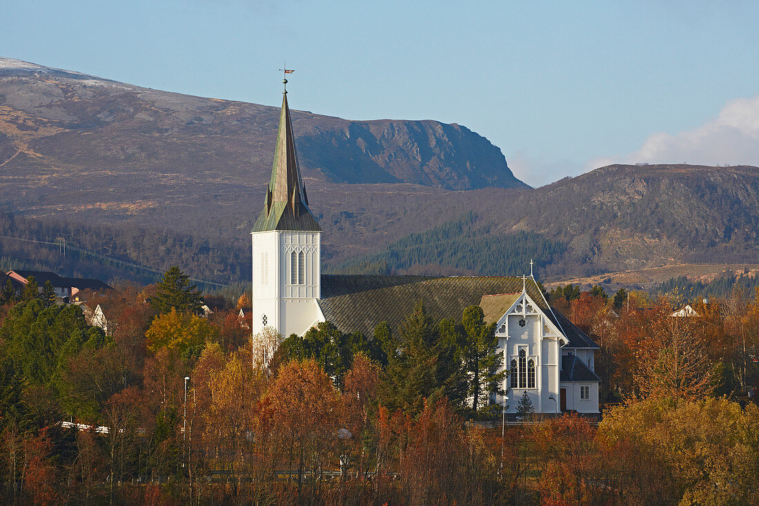 Blick auf Kirche in Sortland am Sortlandsundet, Langoeya, Vesteralen, Provinz Nordland, Norwegen, Europa