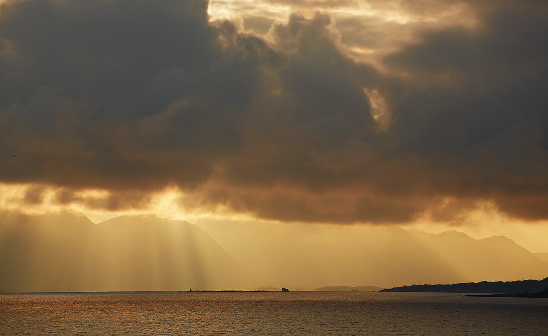 Bedrohliche Abendstimmung am Hadselfjorden, Bei Stokmarknes, Hurtigruten, Provinz Nordland, Norwegen, Europa