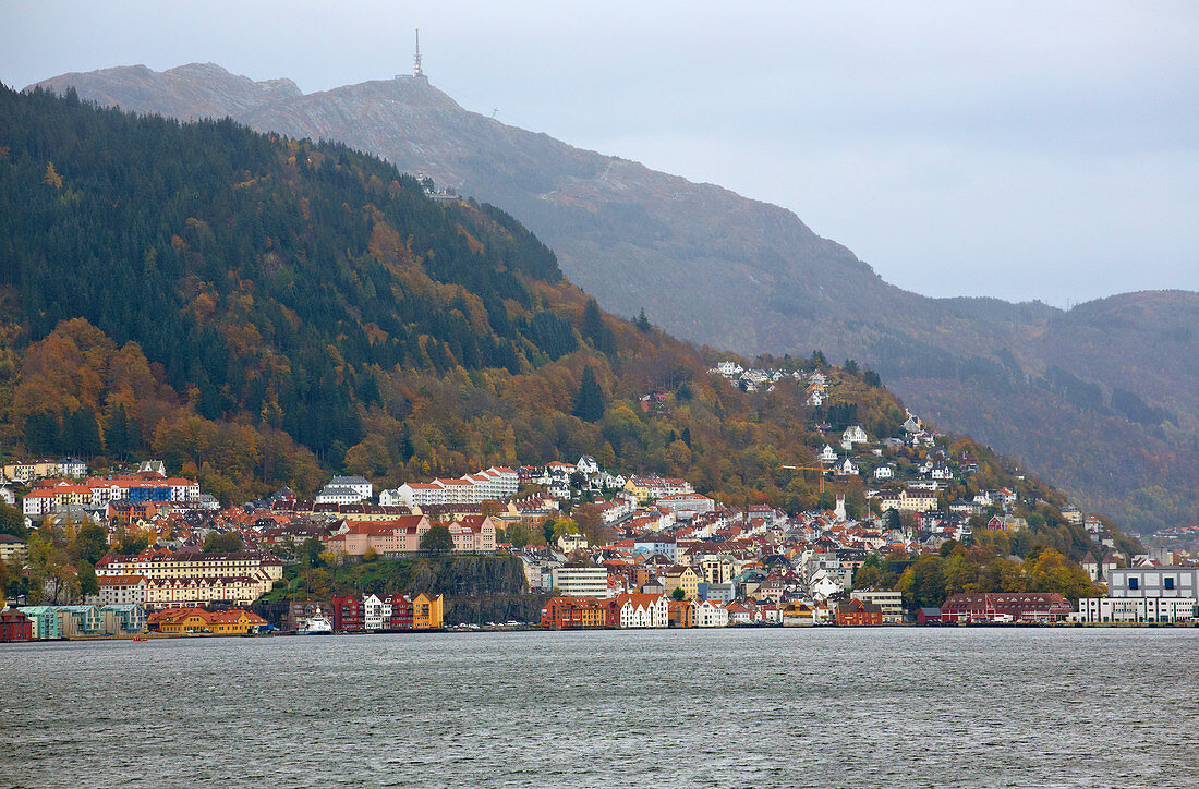 Blick auf Bergen mit Aussichtsbergen Ulriken und Floeyen, Fjord, Byfjorden, Provinz Hordaland, Vestlandet, Norwegen, Europa