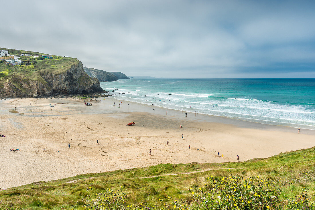 Porthtowan Strand von den Klippen oben, an der Westküste von Cornwall, England, Vereinigtes Königreich, Europa