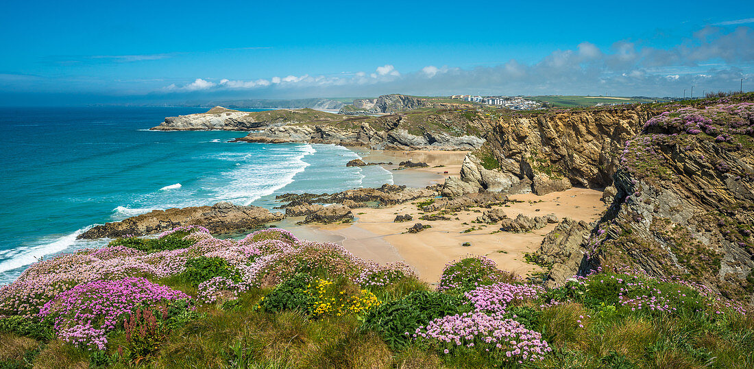 Spektakuläre Küstenlandschaft auf einer Klippe in Newquay in West Cornwall, England, Großbritannien, Europa