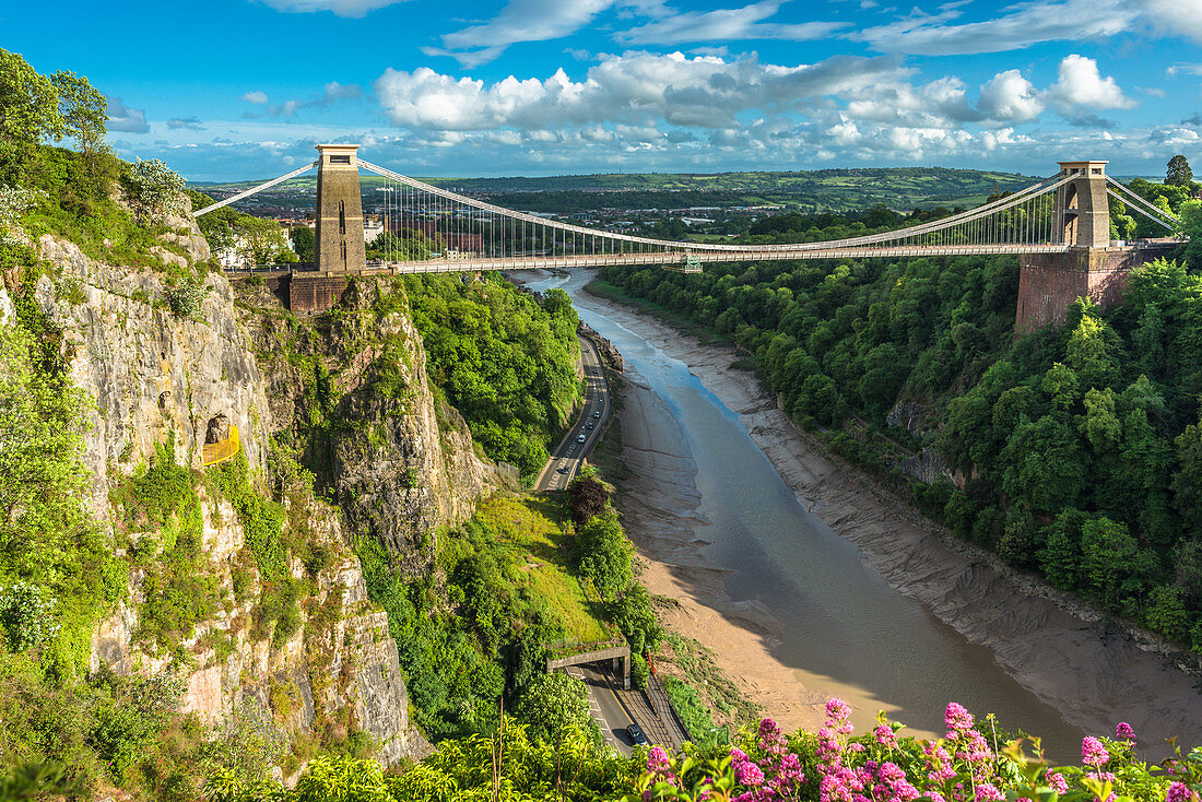 Historische Clifton-Hängebrücke von Isambard Kingdom Brunel überspannt die Avon-Schlucht mit dem Fluss Avon unten, Bristol, England, Großbritannien, Europa