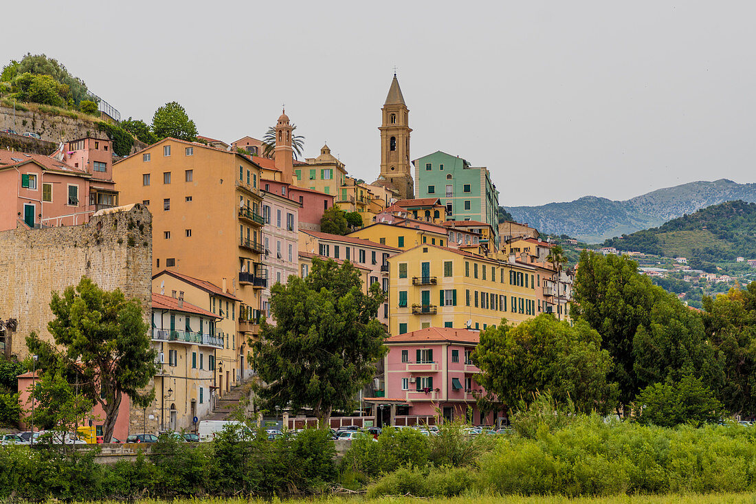 Die bunten Gebäude in Ventimiglia, Ligurien, Italien, Europa
