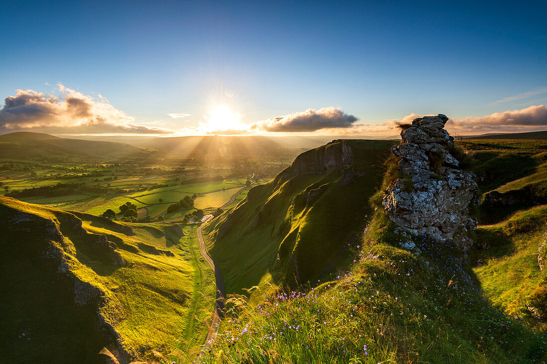 Intensiver Sonnenaufgang über Edale Valley von Winnats Pass, Hope Valley, Peak District, Derbyshire, England, Vereinigtes Königreich, Europa
