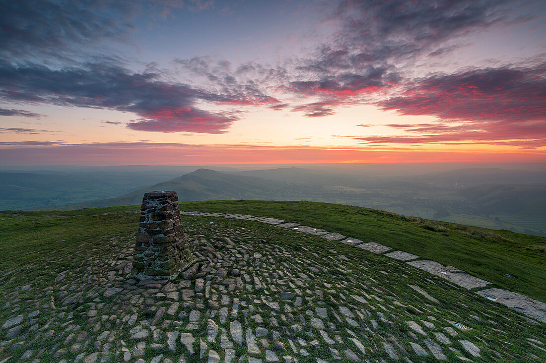 Der Gipfel von Mam Tor bei Sonnenaufgang, Hope Valley, Edale, Peak District, Derbyshire, England, Vereinigtes Königreich, Europa