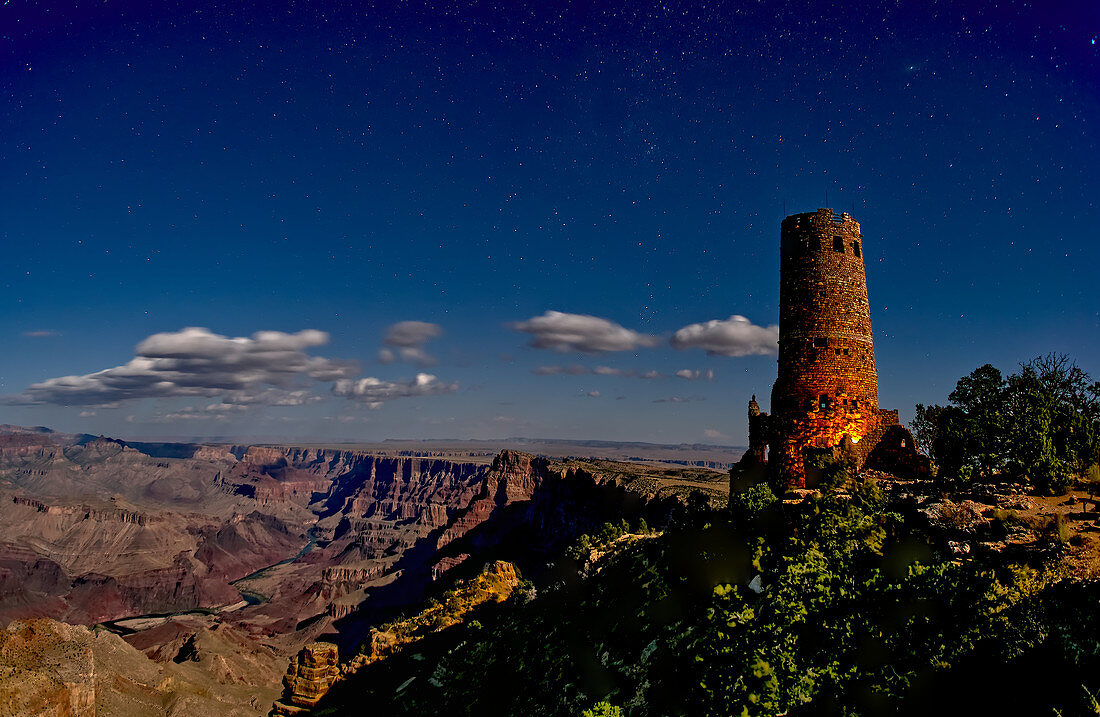 Wachturm am Südrand des Grand Canyon, beleuchtet vom Mondlicht, Grand Canyon National Park, UNESCO-Weltkulturerbe, Arizona, Vereinigte Staaten von Amerika, Nordamerika