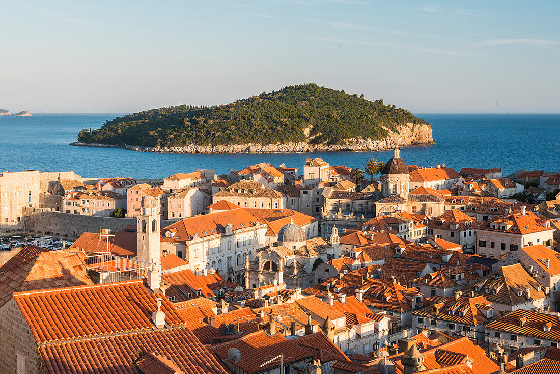 Blick über die Altstadt und die Insel Lokrum von den Stadtmauern, der Altstadt, dem UNESCO-Weltkulturerbe, Dubrovnik, Kroatien, Europa