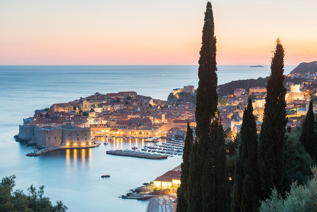 Luftaufnahme der Altstadt in der Abenddämmerung, UNESCO-Weltkulturerbe, Dubrovnik, Kroatien, Europa