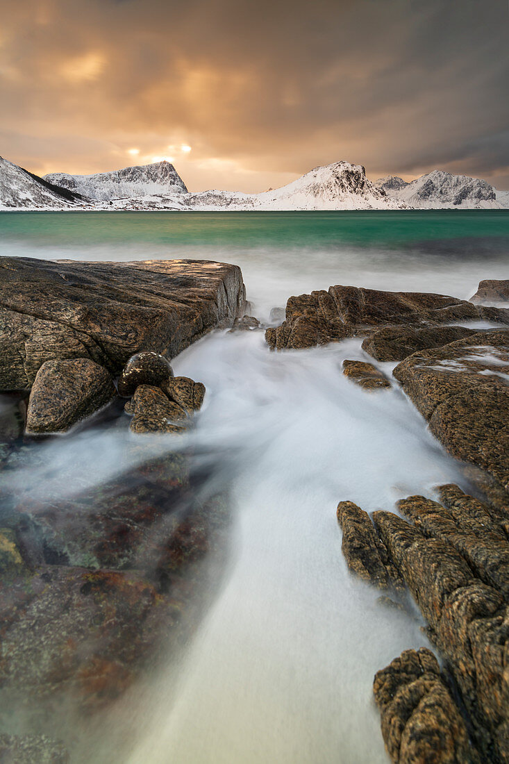 Haukland Beach im Winter, Lofoten, Nordland, Norwegen, Europa