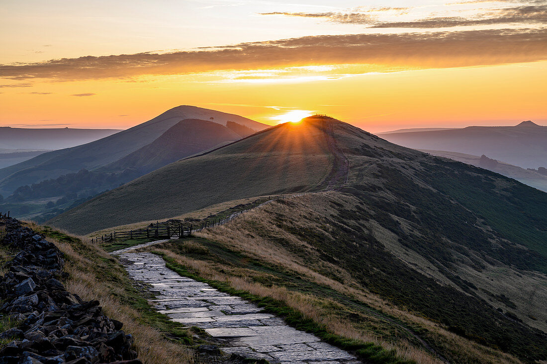 Die Sonne geht über Lose Hill und Back Tor, Nationalpark Peak District, Derbyshire, England, Vereinigtes Königreich, Europa auf
