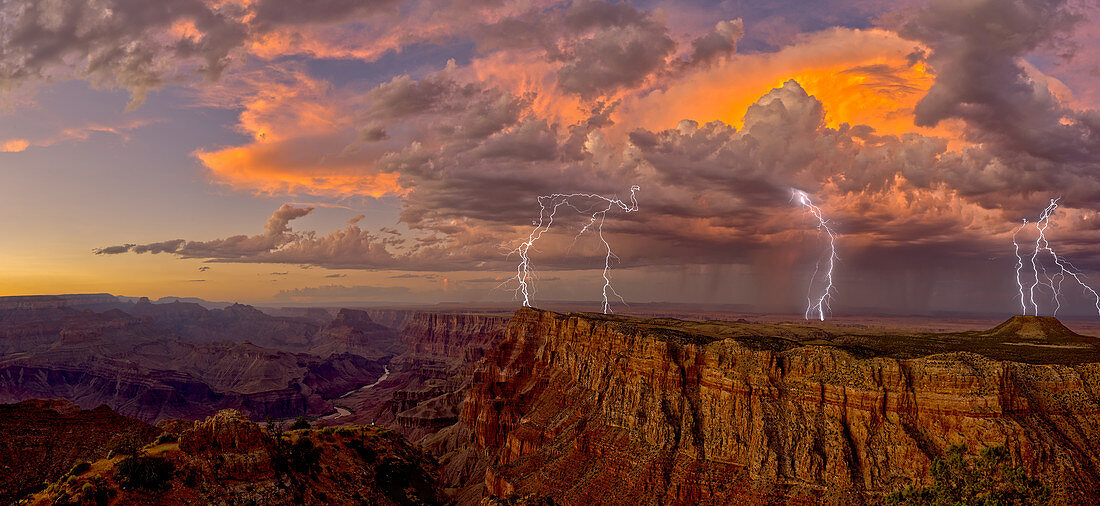 Ein abendliches Gewitter, das sich dem Grand Canyon in Arizona nähert, gesehen von der Wüstenansicht Vista, Grand Canyon Nationalpark, UNESCO-Weltkulturerbe, Arizona, Vereinigte Staaten von Amerika, Nordamerika