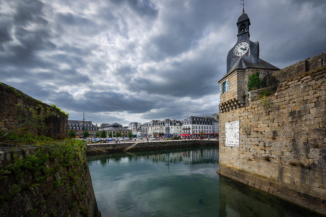 Uhrturm und Mauer der Ville Close, Concarneau, Bretagne, Frankreich