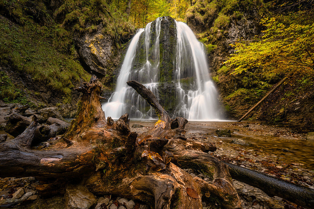 Der Josefstaler Wasserfall im Herbst, Schliersee, Oberbayern, Bayern, Deutschland