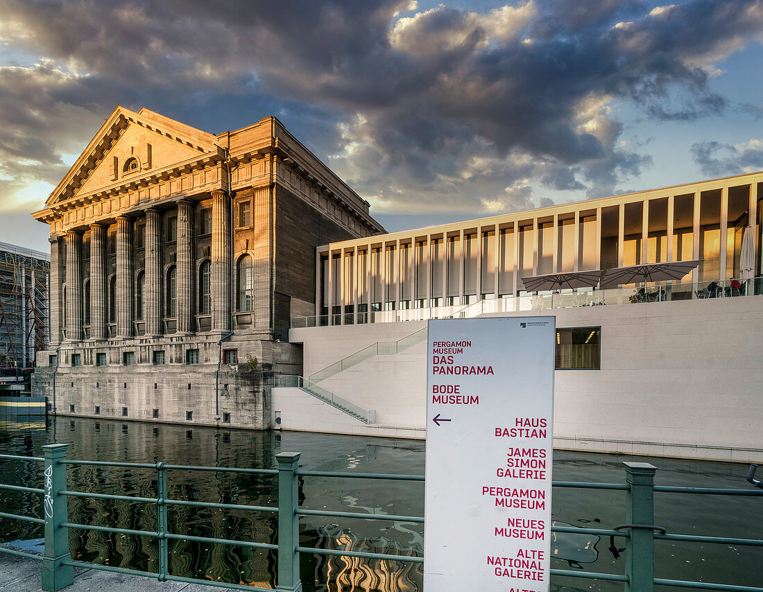 Pergamonmuseum, James Simon Galerie, neues Besucherzentrum am Kupfergraben,  Eingang zum Pergamonmuseum, Museumsinsel, Berlin