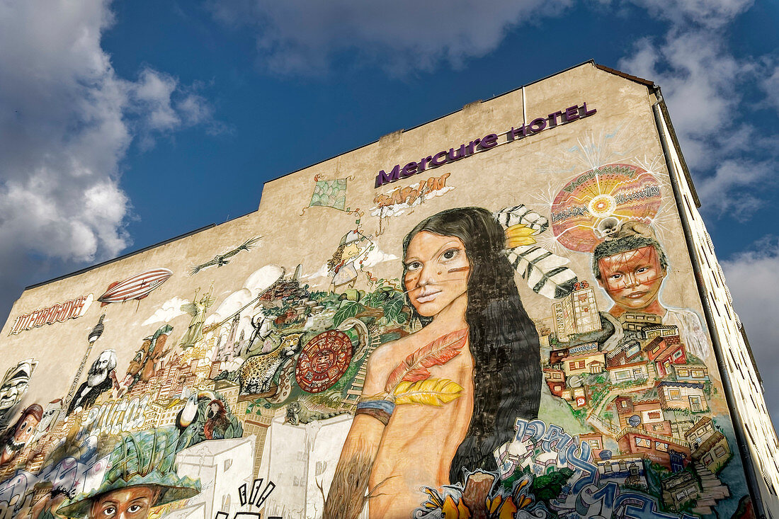 Graffiti von Streetart Projekt Interbrigadas an der Rückwand des Hotel Mercure in Berlin, Deutschland