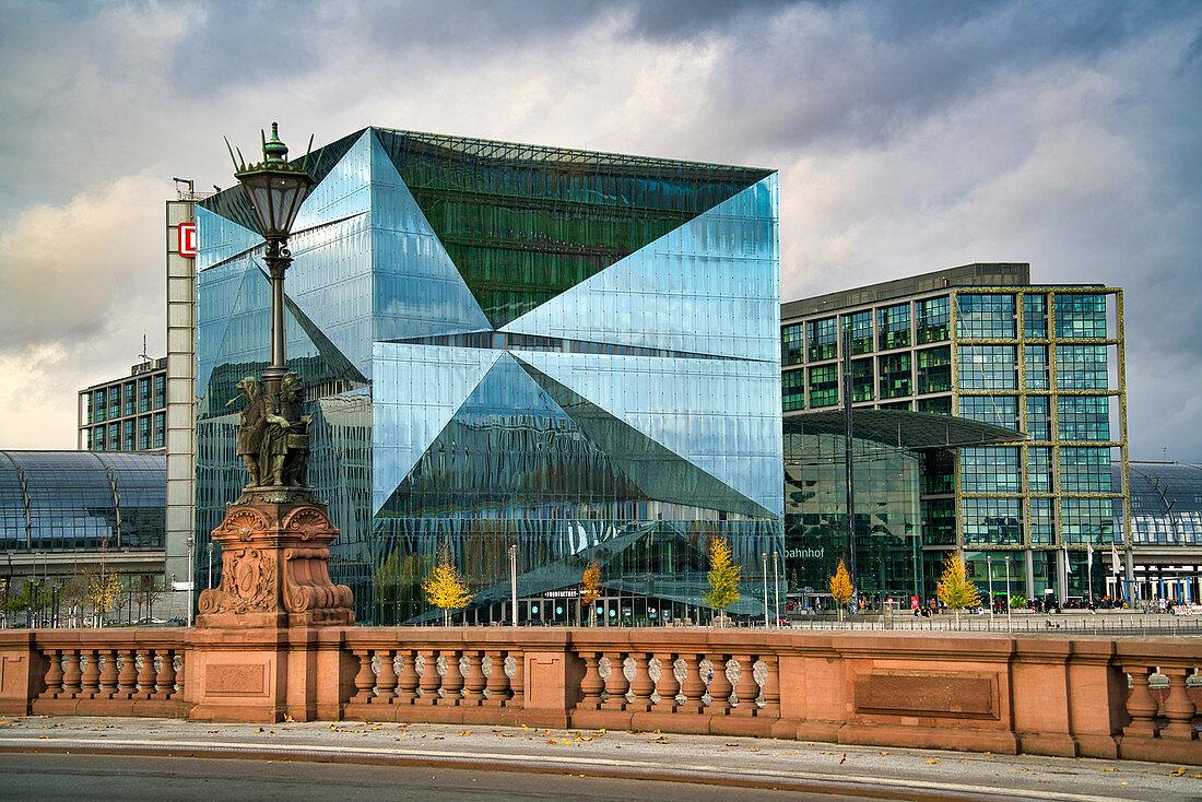 Cube Berlin, modernes Bürogebäude am Washingtonplatz nähe Hauptbahnhof, Moltkebrücke, Glasfassade, Berlin, Deutschland